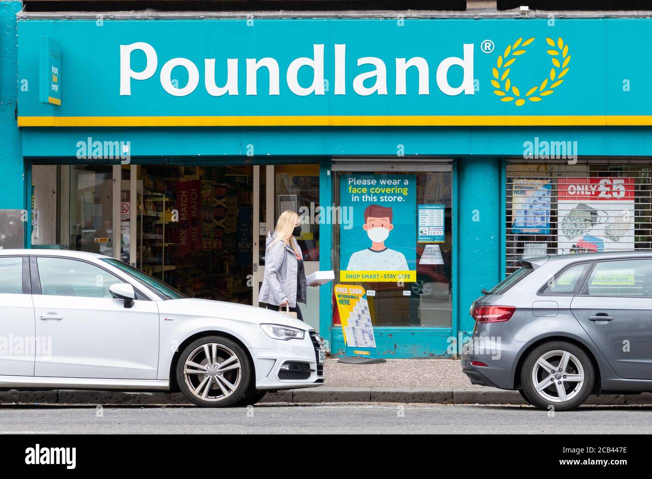 Boutique Poundland demandant aux acheteurs de porter des masques couvre-visage pendant la pandémie du coronavirus, Anniesland, Great Western Road, Glasgow, Écosse, Royaume-Uni Banque D'Images