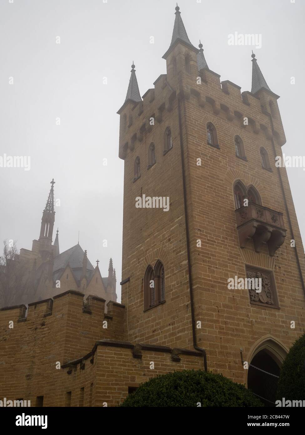 Burg Hohenzollern Torturm dans le brouillard Banque D'Images