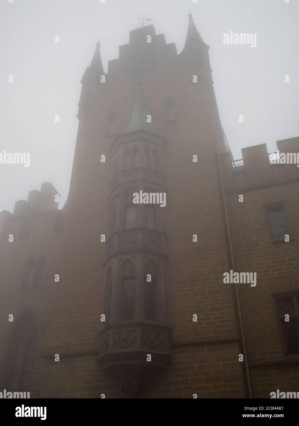 Burg Hohenzollern dans le brouillard Banque D'Images