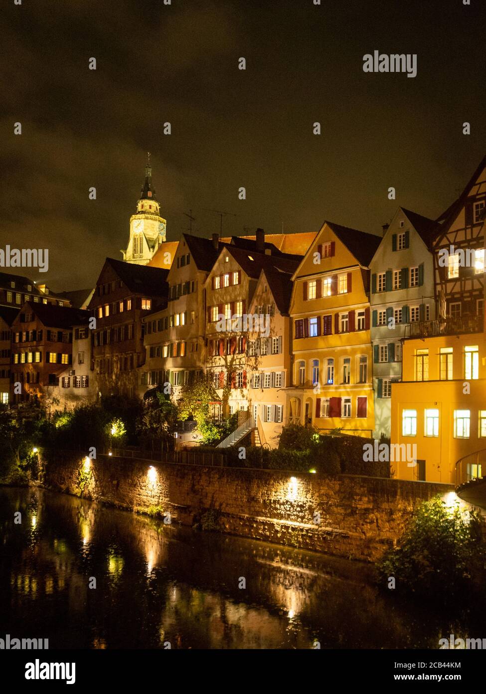 Prise de vue nocturne des bâtiments de Tübingen par la rivière Neckar Banque D'Images