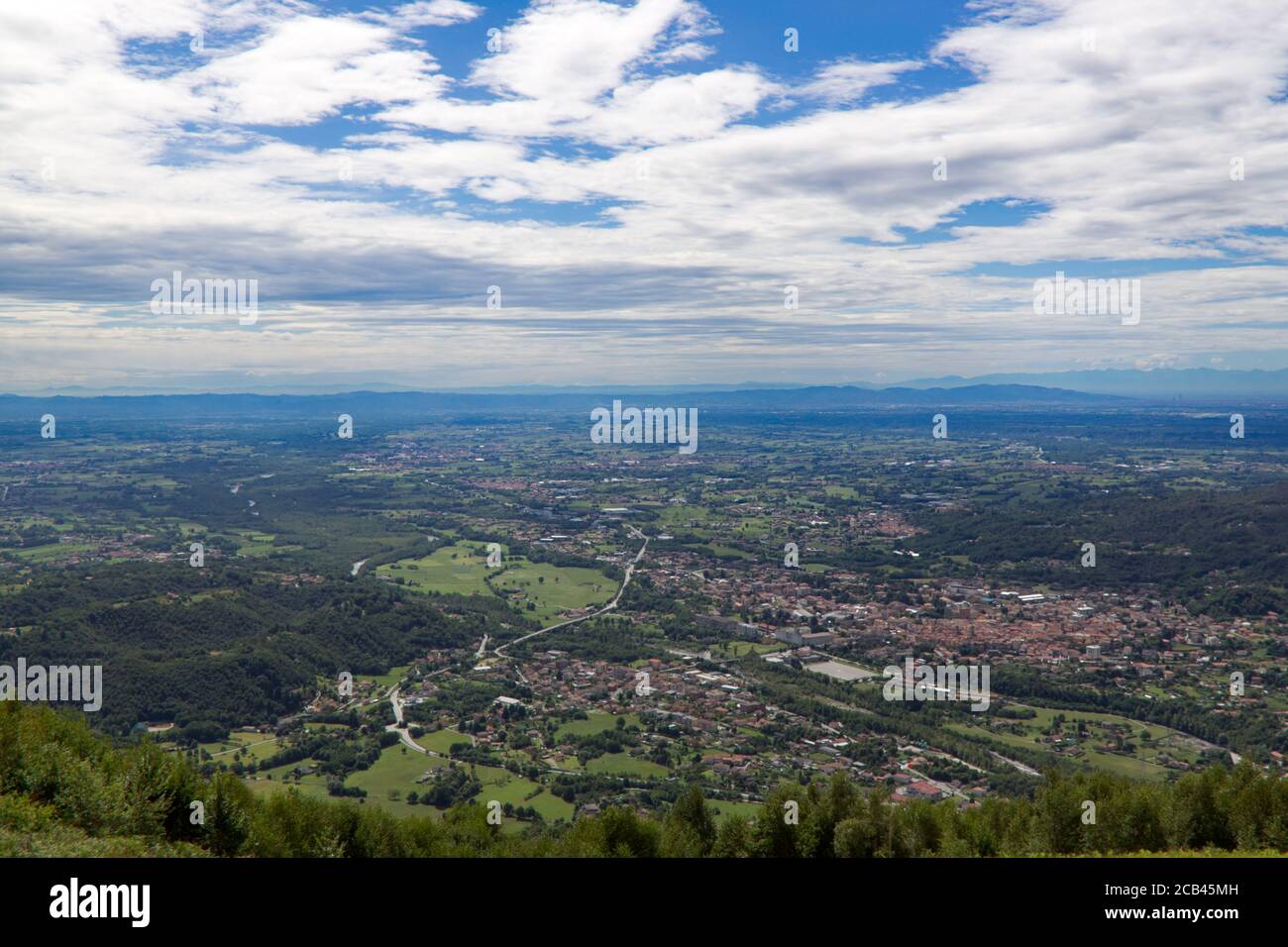 Vue aérienne de val Padana avec, en arrière-plan, l'horizon de Turin et du Mont Monviso Banque D'Images