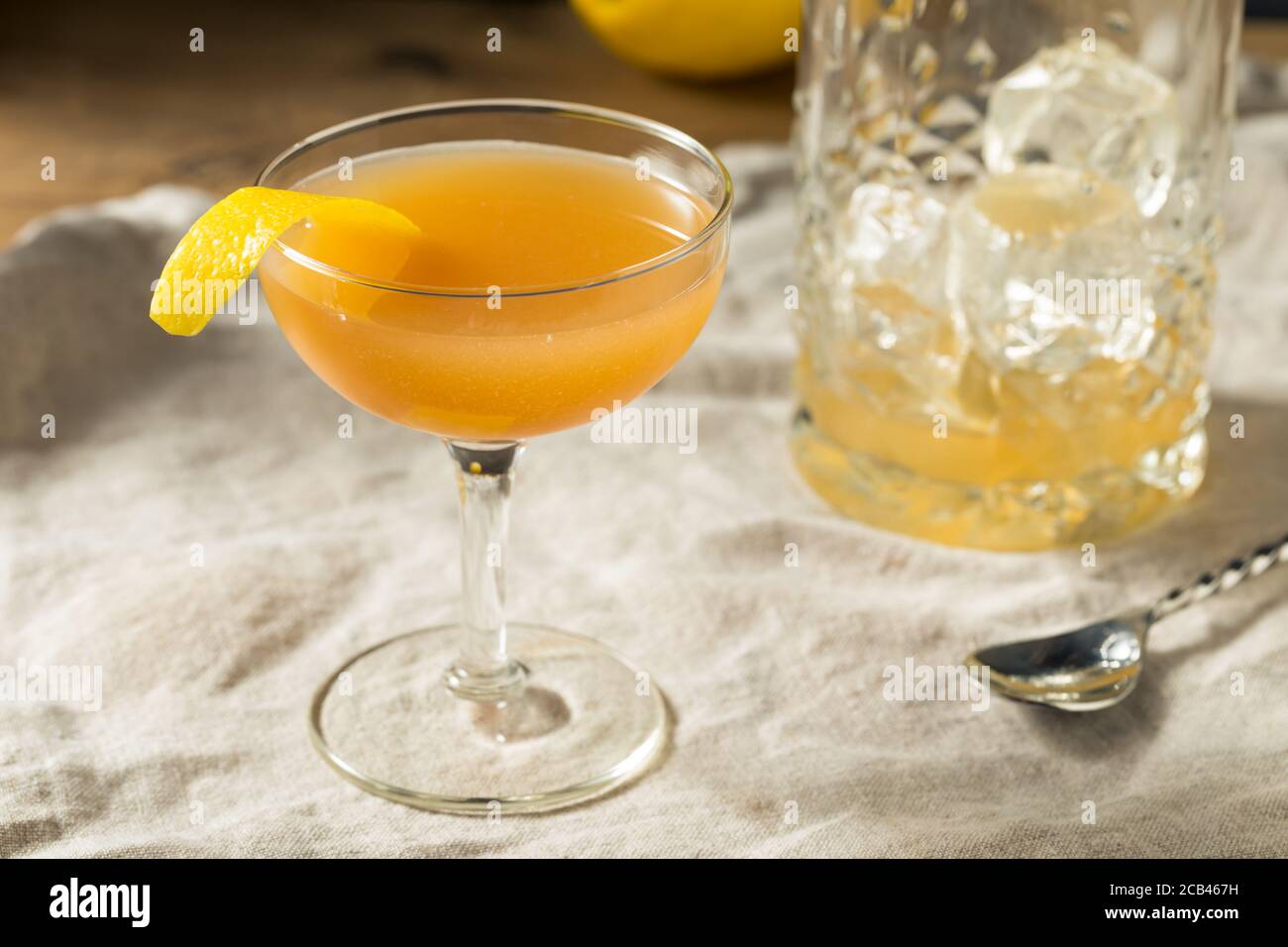 Cocktail japonais au cognac rafraîchissant avec orgeat et citron Banque D'Images