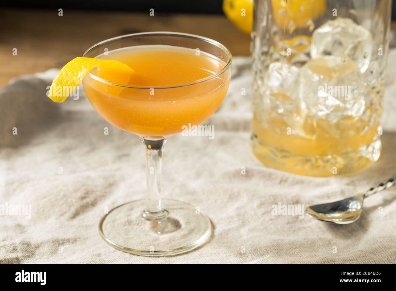 Cocktail japonais au cognac rafraîchissant avec orgeat et citron Banque D'Images