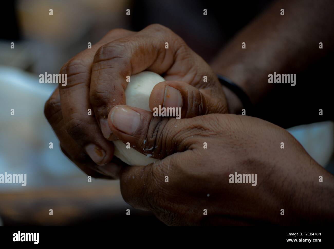 Les mains formant de la pâte dans une étable de nourriture de rue à New Delhi, Inde Banque D'Images