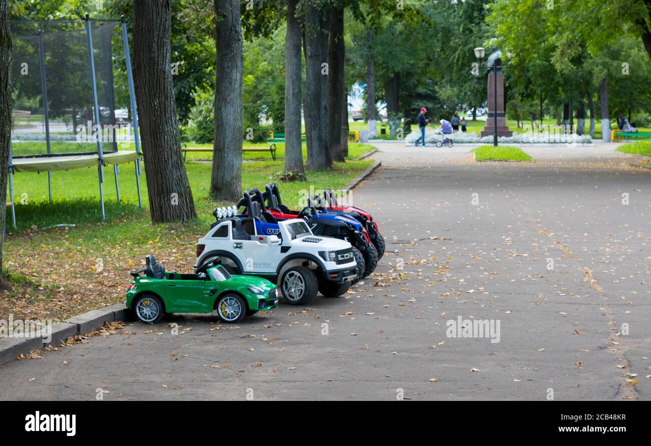 Mignon Petite Fille De Bebe Jouant Avec Bleu Petite Voiture Jouet Dans Le Jardin De La Maison Ou De La Pepiniere Fond Photo Stock Alamy Mignon Petite Fille De Bebe Jouant Avec Bleu Petite Voiture Jouet Dans Le Jardin De La Maison Ou De La Pepiniere Fond Photo Stock Alamy