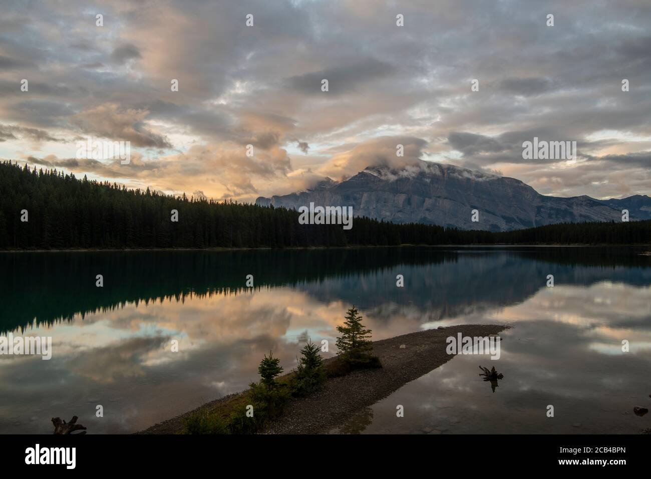 Mt. Rundle se reflète dans deux lacs Jack à l'aube, parc national Banff, Alberta, Canada Banque D'Images