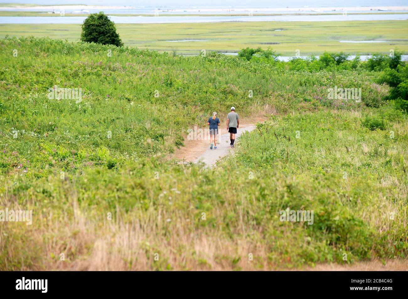 Un couple marchant sur un sentier pendant une pandémie. Cape Cod, Massachusetts, États-Unis Banque D'Images