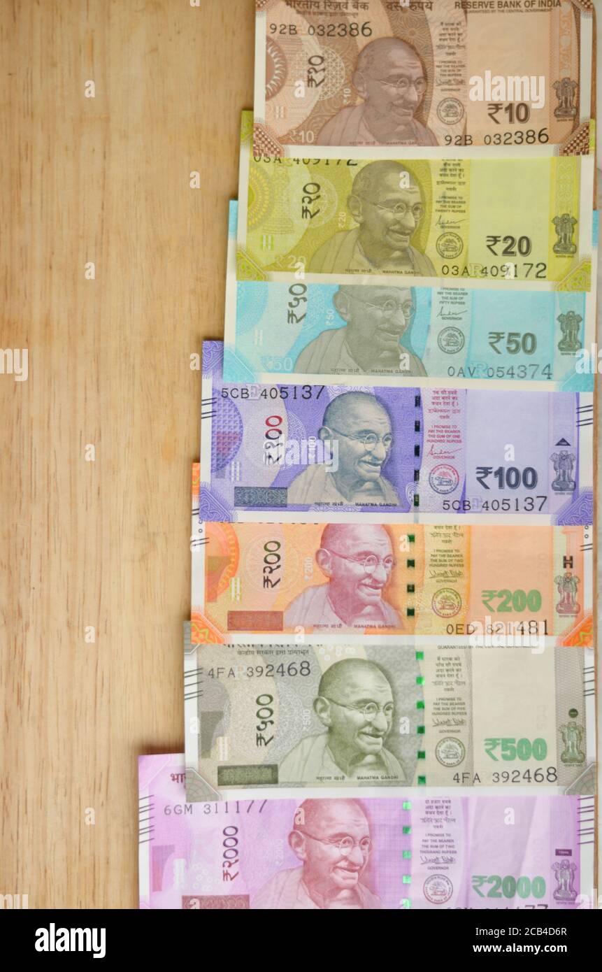 Gros plan de tout nouveaux billets de banque colorés en monnaie indienne de 10, 20 jaunes, 50, violet 100, 200, 500 et rose 2000 roupies émis et en circulateur Banque D'Images