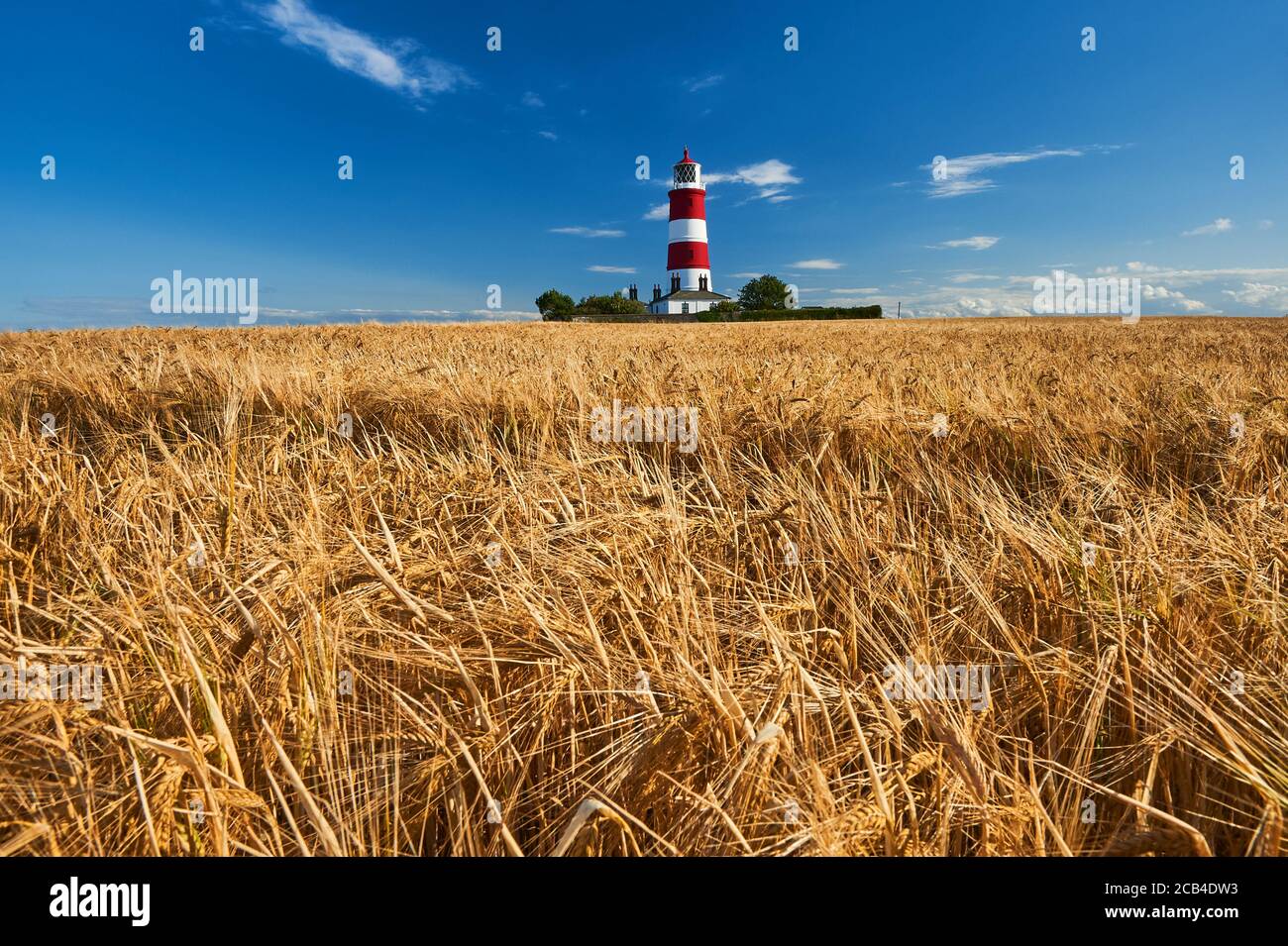 Phare de Happisburgh Norfolk, bâtiment emblématique à rayures rouges et blanches dans un ciel bleu clair d'été. Banque D'Images