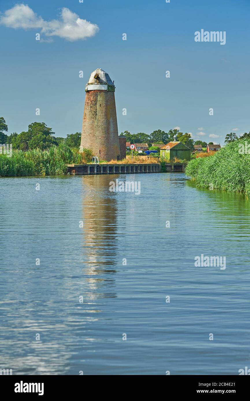 L'usine de drainage de Neave demeure sur les rives de la rivière Ant dans les Norfolk Broads, Norfolk, Angleterre Banque D'Images