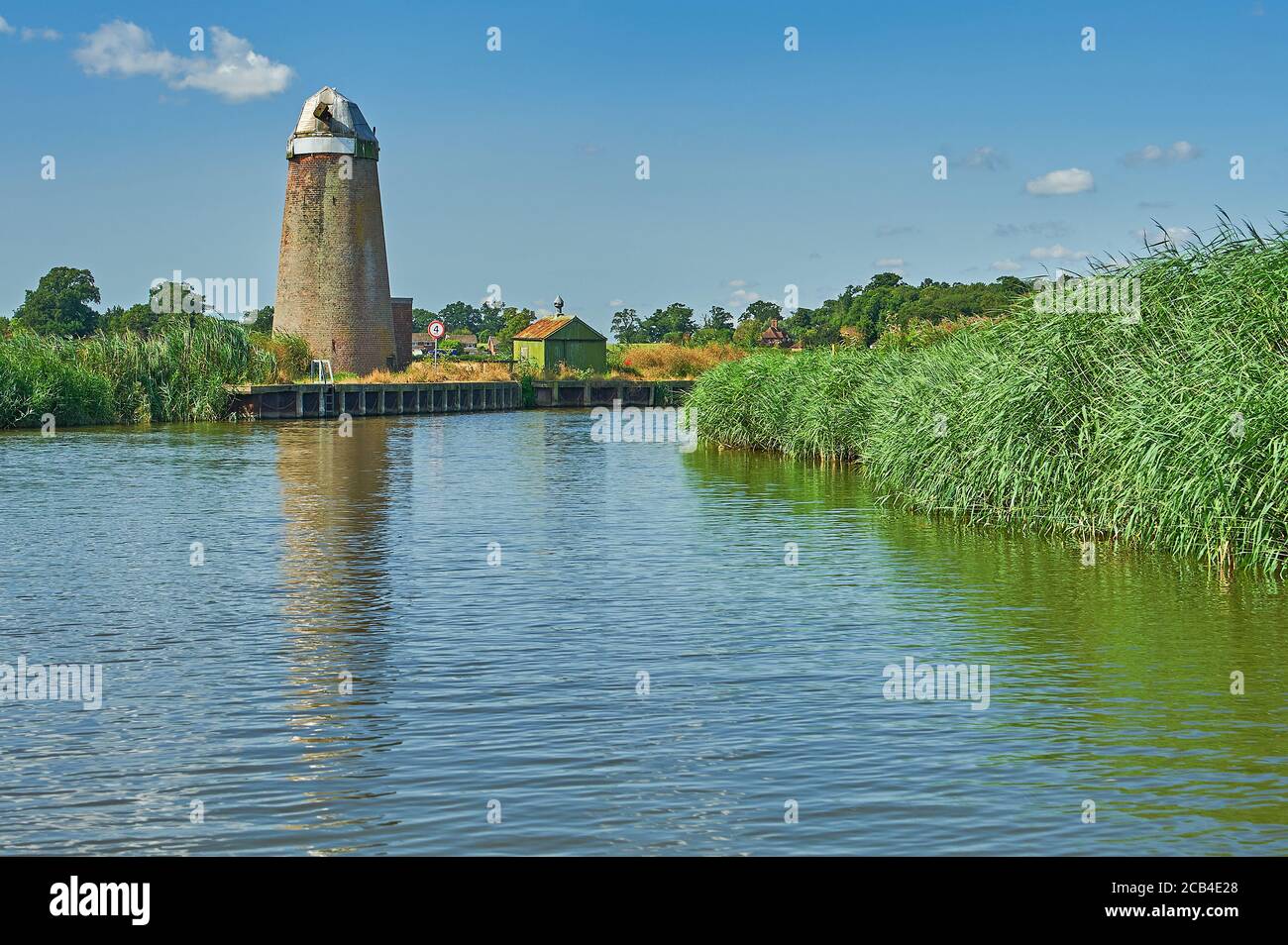 L'usine de drainage de Neave demeure sur les rives de la rivière Ant dans les Norfolk Broads, Norfolk, Angleterre Banque D'Images