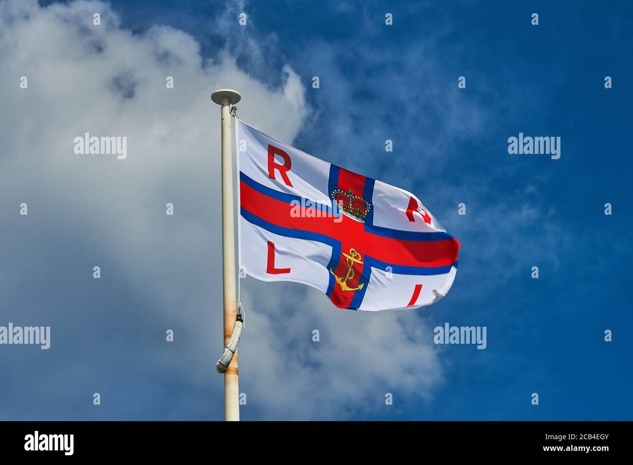 Cromer, Norfolk, Angleterre et une institution nationale royale de sauvetage, RNLI, volant dans le vent. Banque D'Images