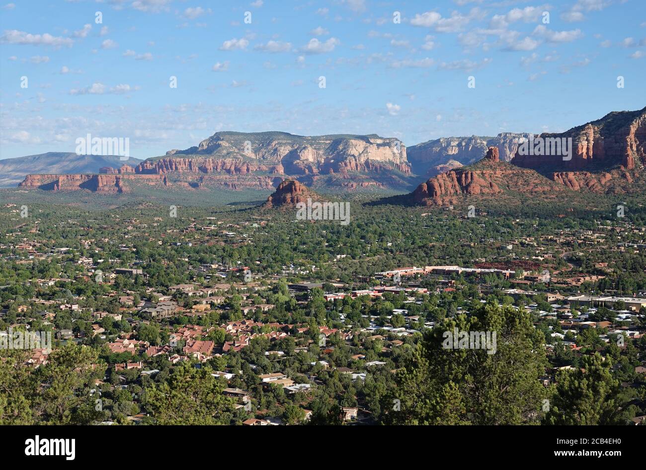 Les roches rouges emblématiques de Sedona Arizona à couper le souffle dans le Le sud-ouest américain a été utilisé comme arrière-plans pour de nombreux westerns et photos de famille Banque D'Images