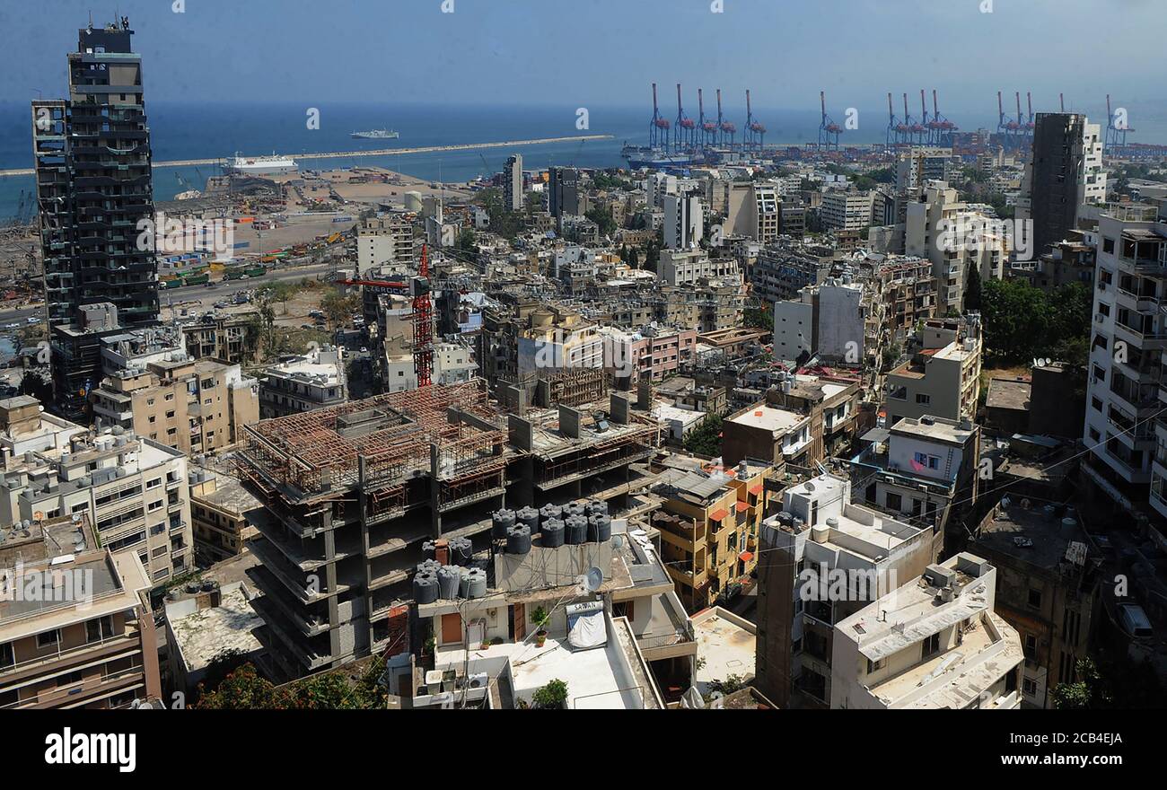 Beyrouth, Liban. 10 août 2020. La destruction du port de Beyrouth a eu lieu à la suite d'une explosion qui a eu lieu il y a six jours à Beyrouth, au Liban, le lundi 10 août 2020. Une énorme explosion, liée à des produits chimiques dangereux mal stockés, a dévasté de grandes parties de la capitale libanaise, tuant au moins 163 personnes et en blessant plus de 6000 le 6 août. Le gouvernement libanais a démissionné à la suite de l'explosion et des violentes manifestations qui ont suivi. Photo de Mustafa Jamaleddine/ Credit: UPI/Alamy Live News Banque D'Images