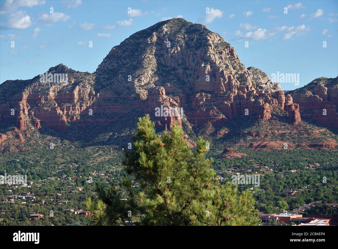 Les roches rouges emblématiques de Sedona Arizona à couper le souffle dans le Le sud-ouest américain a été utilisé comme arrière-plans pour de nombreux westerns et photos de famille Banque D'Images