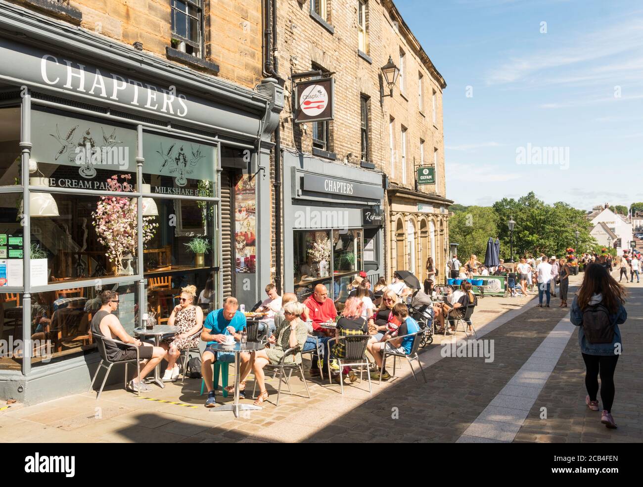 Les gens assis à l'extérieur de Chapters salon de thé et restaurant dans la ville de Durham, Angleterre, Royaume-Uni Banque D'Images
