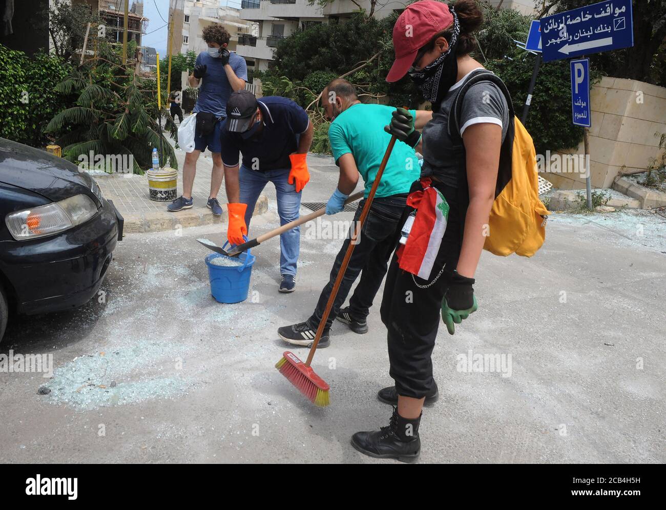 Beyrouth, Liban. 10 août 2020. Les gens aident à nettoyer les débris à la suite d'une explosion la semaine dernière qui a détruit la zone portuaire de Beyrouth et endommagé la zone de fuite, à Beyrouth, au Liban, le lundi 10 août 2020. Une énorme explosion, liée à des produits chimiques dangereux mal stockés, a dévasté de grandes parties de la capitale libanaise, tuant au moins 163 personnes et en blessant plus de 6000 le 6 août. Le gouvernement libanais a démissionné à la suite de l'explosion et des violentes manifestations qui ont suivi. Photo de Mustafa Jamaleddine/ Credit: UPI/Alamy Live News Banque D'Images