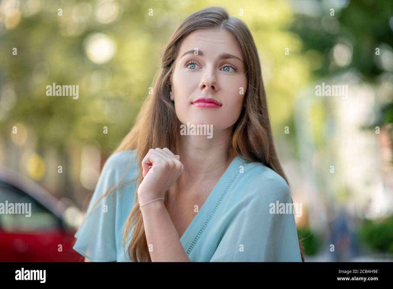 Femme romantique en robe bleue attendant quelqu'un Banque D'Images