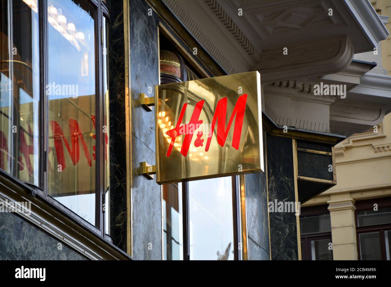 VIENNE, AUTRICHE - 03 MAI 2016 : magasin du logo H&M à Vienne. H&M est une société suédoise de vêtements, deuxième plus grand détaillant mondial de vêtements. Banque D'Images