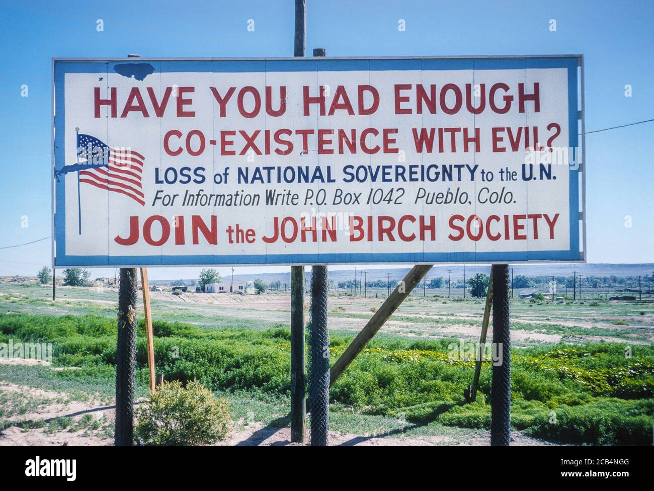 Californie, États-Unis, juin 1964. L'extrême-droite conservateur John Birch Society Political Billboard contre les Nations Unies. Banque D'Images