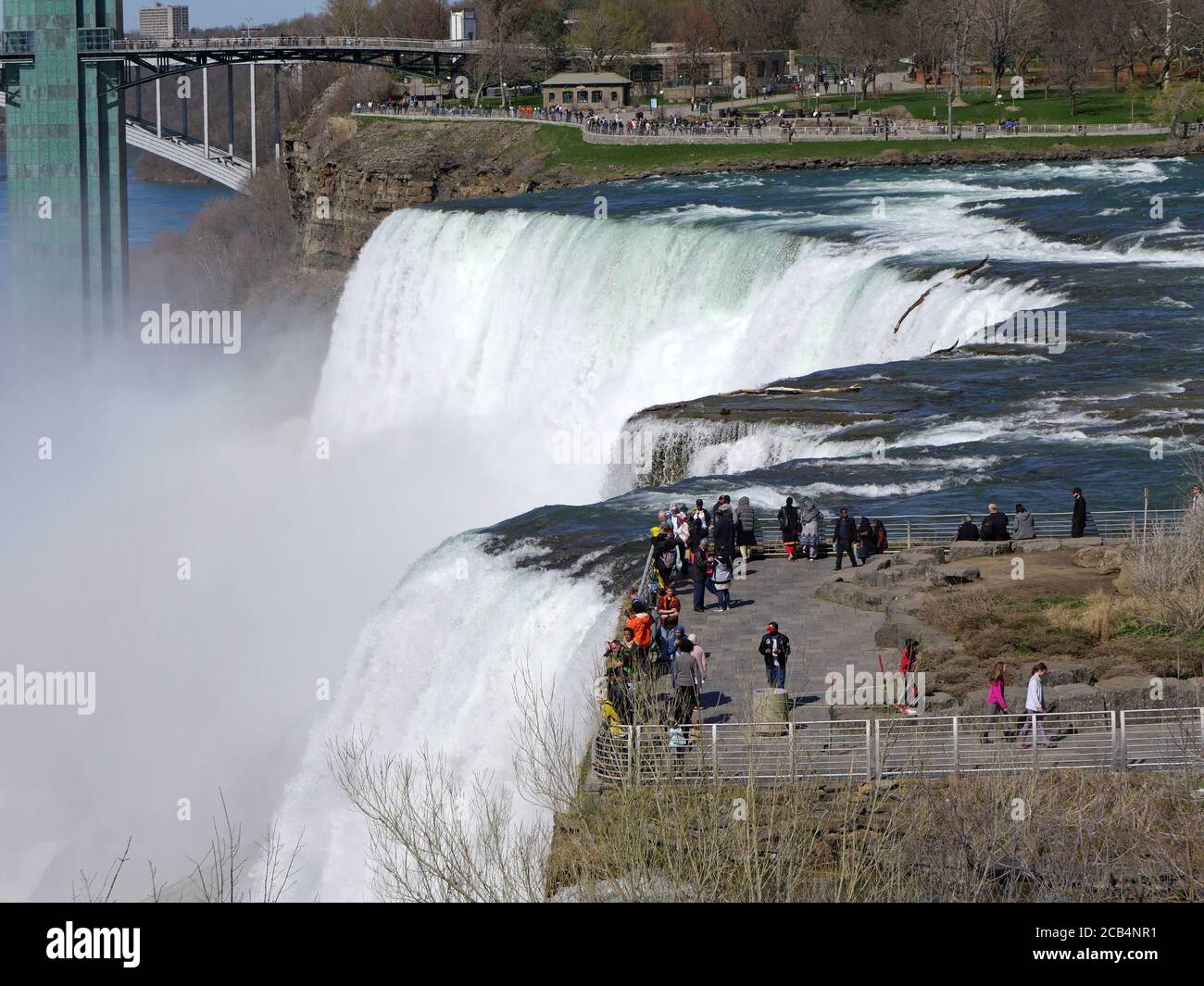 Niagara Falls, NY, États-Unis - 5 mai 2019 : les visiteurs peuvent apprécier d'être près du bord des chutes sur cette plate-forme d'observation. Banque D'Images