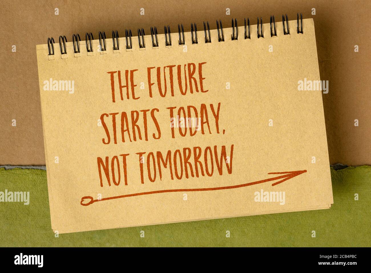 L'avenir commence aujourd'hui, pas demain - un rappel inspirant, l'écriture dans un carnet de croquis en spirale, le concept de développement commercial ou personnel Banque D'Images
