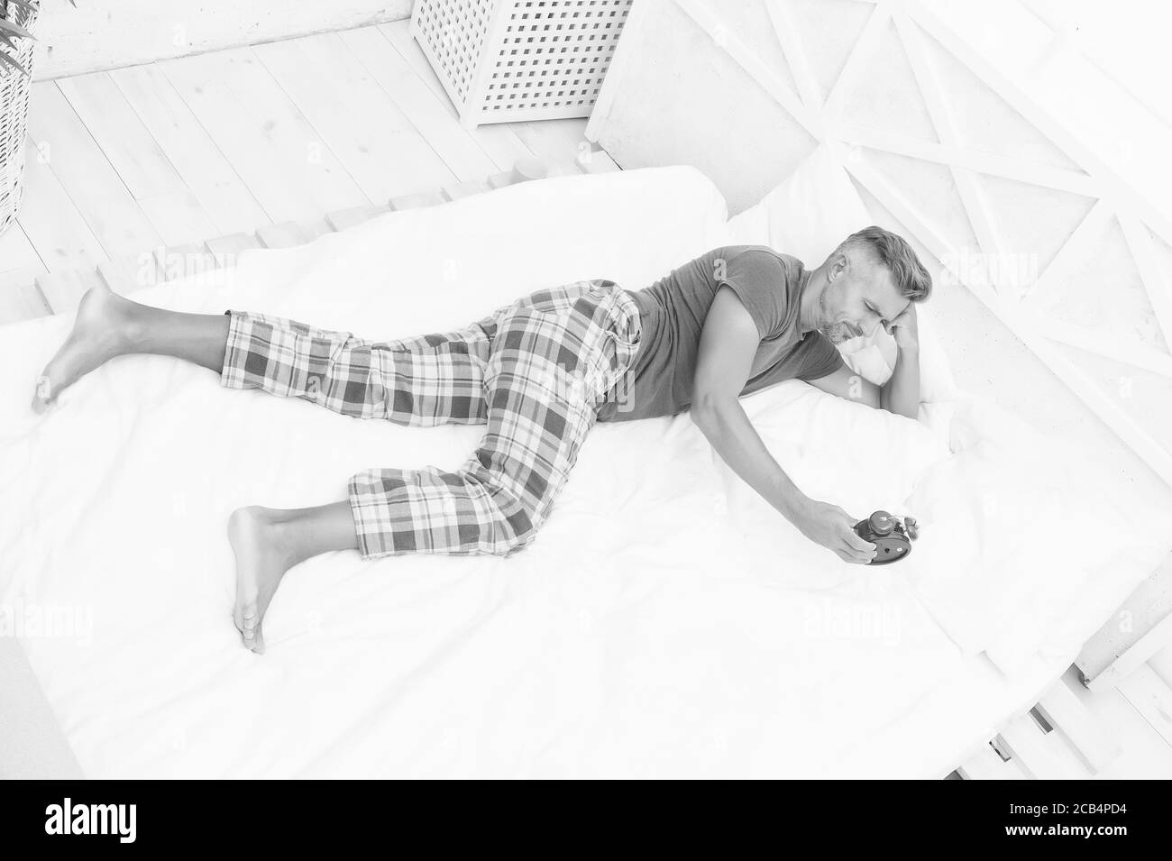 Un gars qui dormait à la maison. Troubles du sommeil. Bon sommeil et sain. Bel homme au lit. Dépression au réveil décrit par les personnes souffrant comme une profonde tristesse, manque de désir de commencer jour. Manque de motivation. Banque D'Images