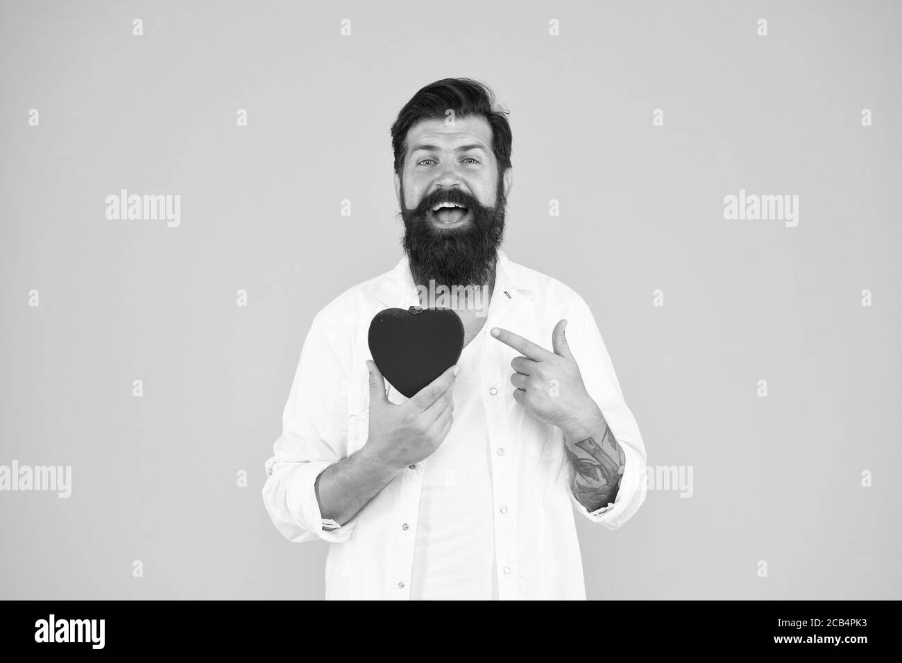 Hipster barbu homme tenir cœur rouge. Prescrire des médicaments diminuant la pression artérielle cholestérol. Sentir le rythme cardiaque pouls rythmique. La maladie de coeur. De saines habitudes et style de vie. La surveillance et la mesure. Banque D'Images