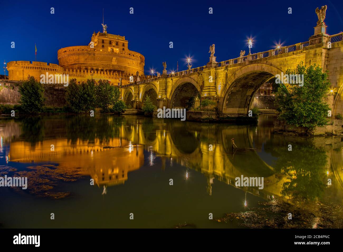 Castel Sant'Angelo, avec le pont Saint-Ange, le long du Tibre à Rome, Italie Banque D'Images