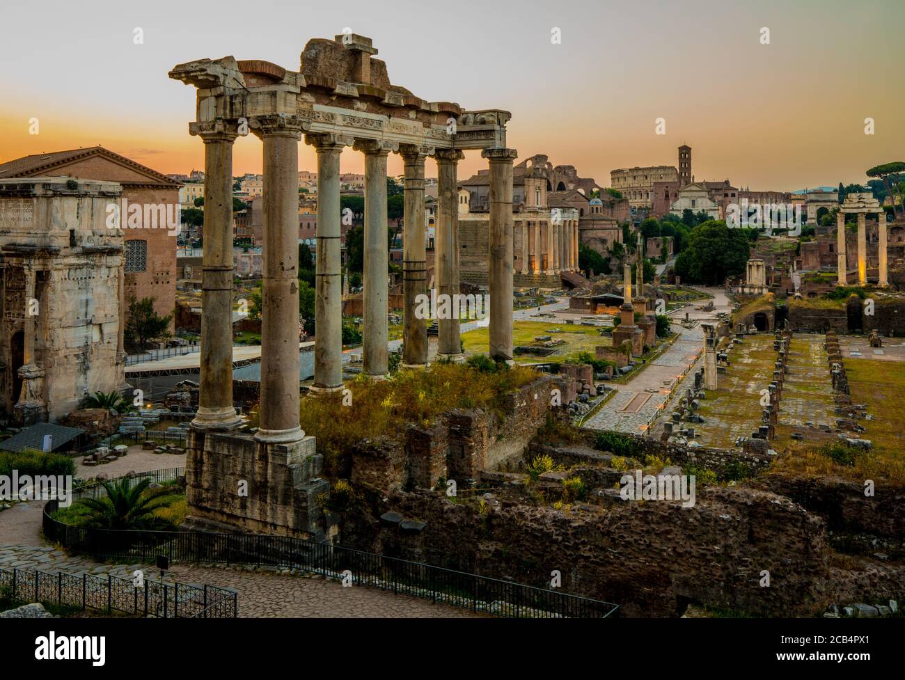 Le soleil se lève sur le Forum à Rome, en Italie. Le Colisée peut être vu en arrière-plan à droite de la photo Banque D'Images