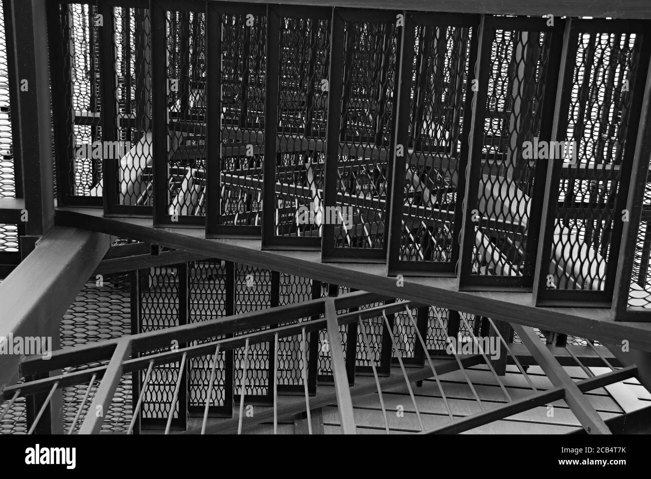 Le feu extérieur s'échappe d'un bâtiment moderne, d'une échelle extérieure en métal moderne Banque D'Images