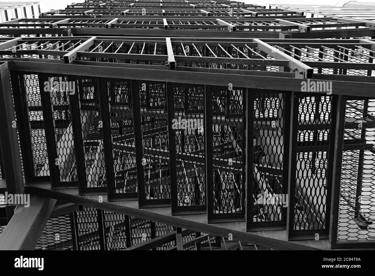 Le feu extérieur s'échappe d'un bâtiment moderne, d'une échelle extérieure en métal moderne Banque D'Images