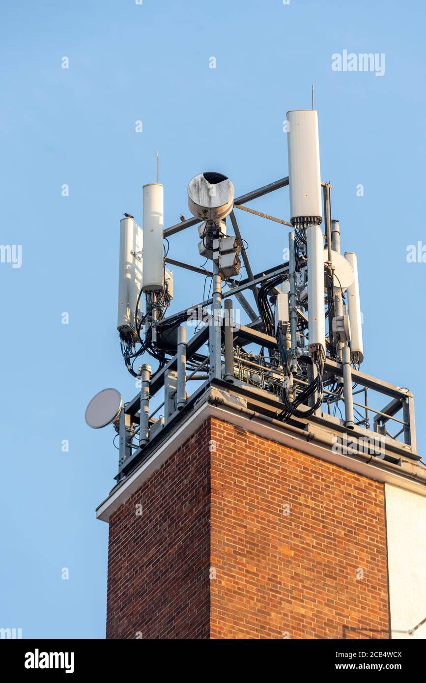 Mât de téléphone portable au sommet de Chalkwell Lodge, un bloc d'appartements résidentiels. Installé par BT. Mâts pour téléphones cellulaires Banque D'Images