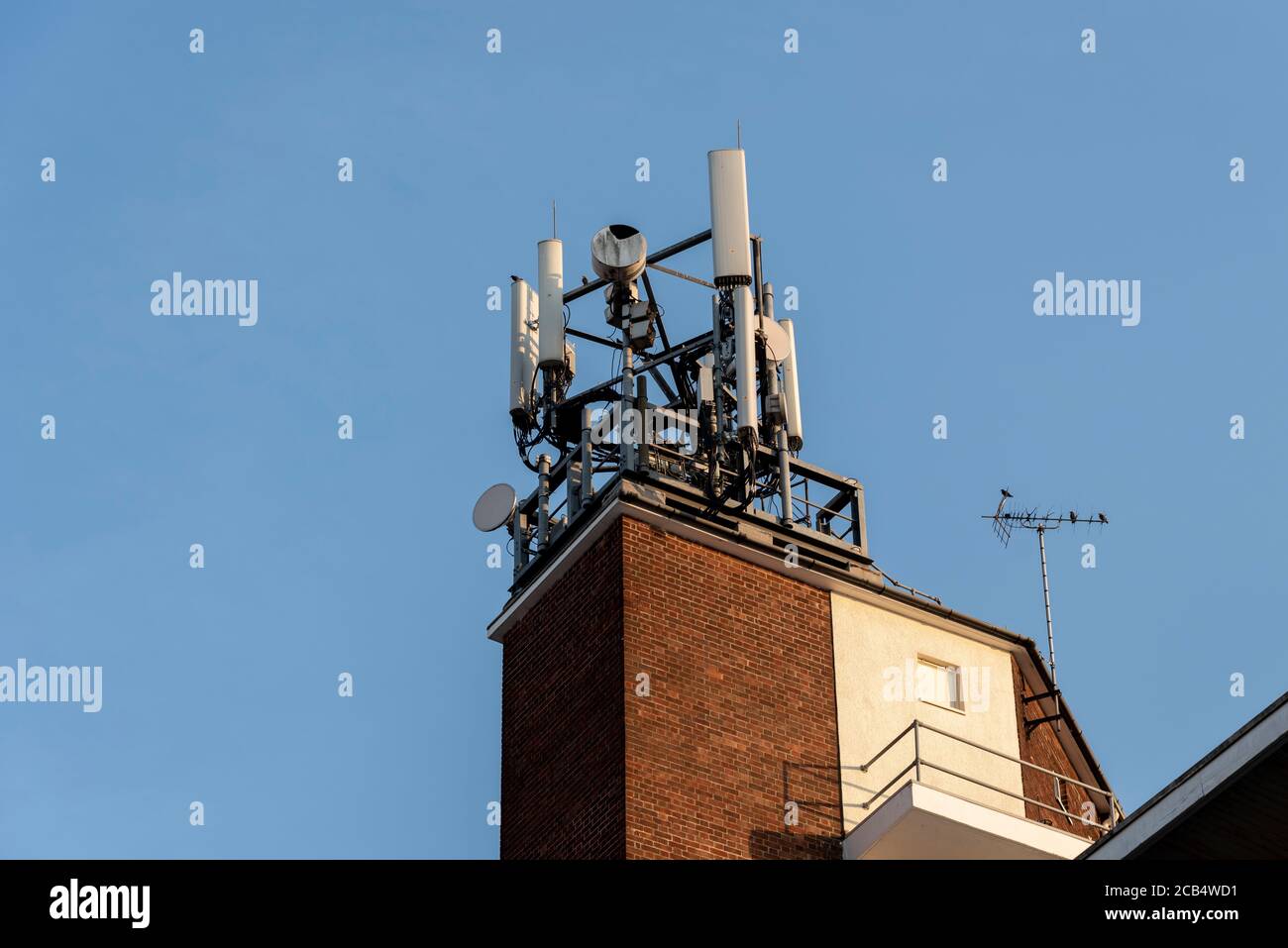 Mât de téléphone portable au sommet de Chalkwell Lodge, un bloc d'appartements résidentiels. Installé par BT. Mâts pour téléphones cellulaires Banque D'Images