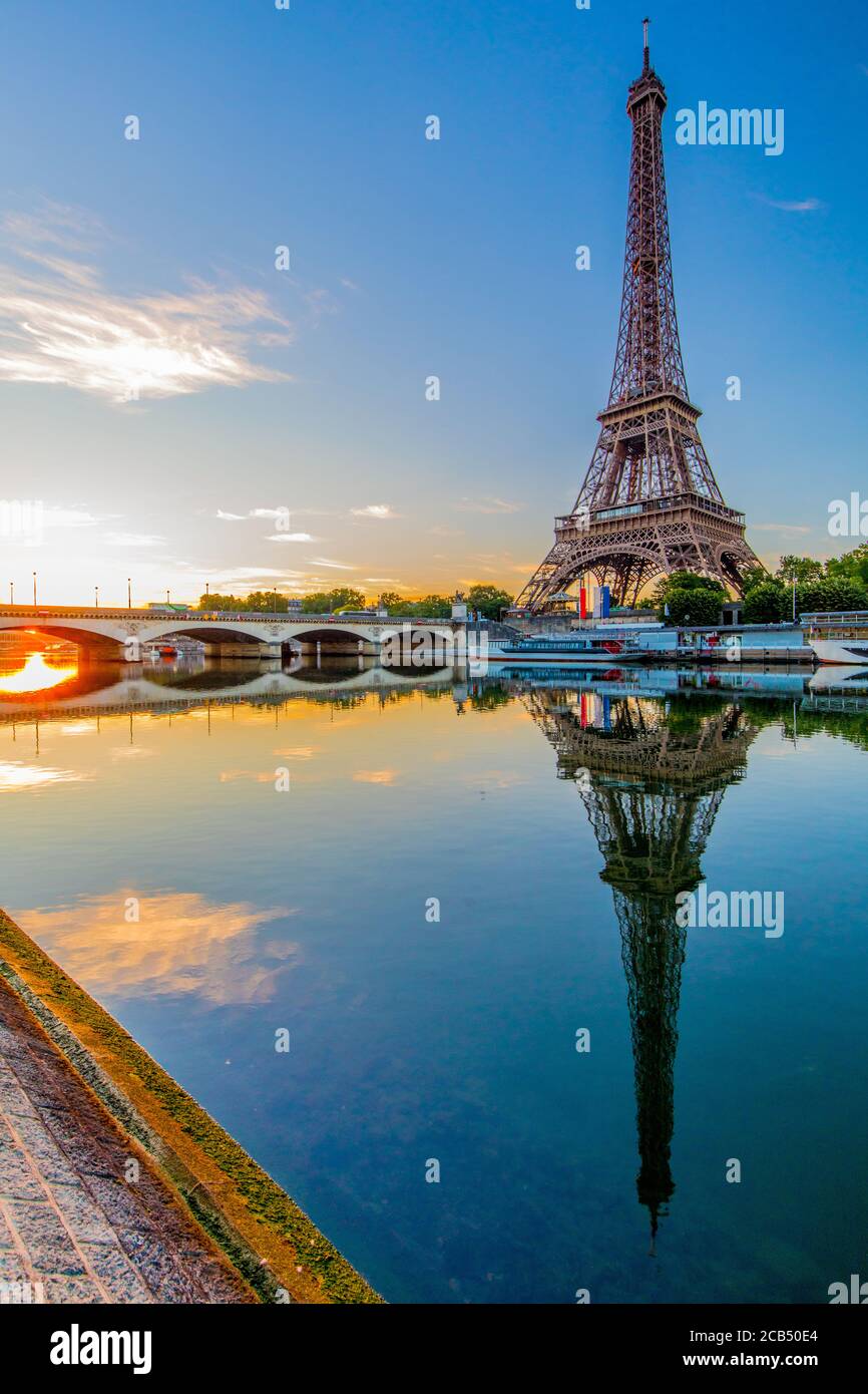 Vue sur la Tour Eiffel au lever du soleil avec une réflexion sur la Seine ; Paris, France. Banque D'Images