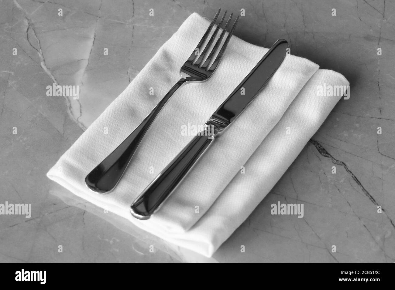 couverts, couteau et fourchette de restaurant sur une table avec serviette de table Banque D'Images