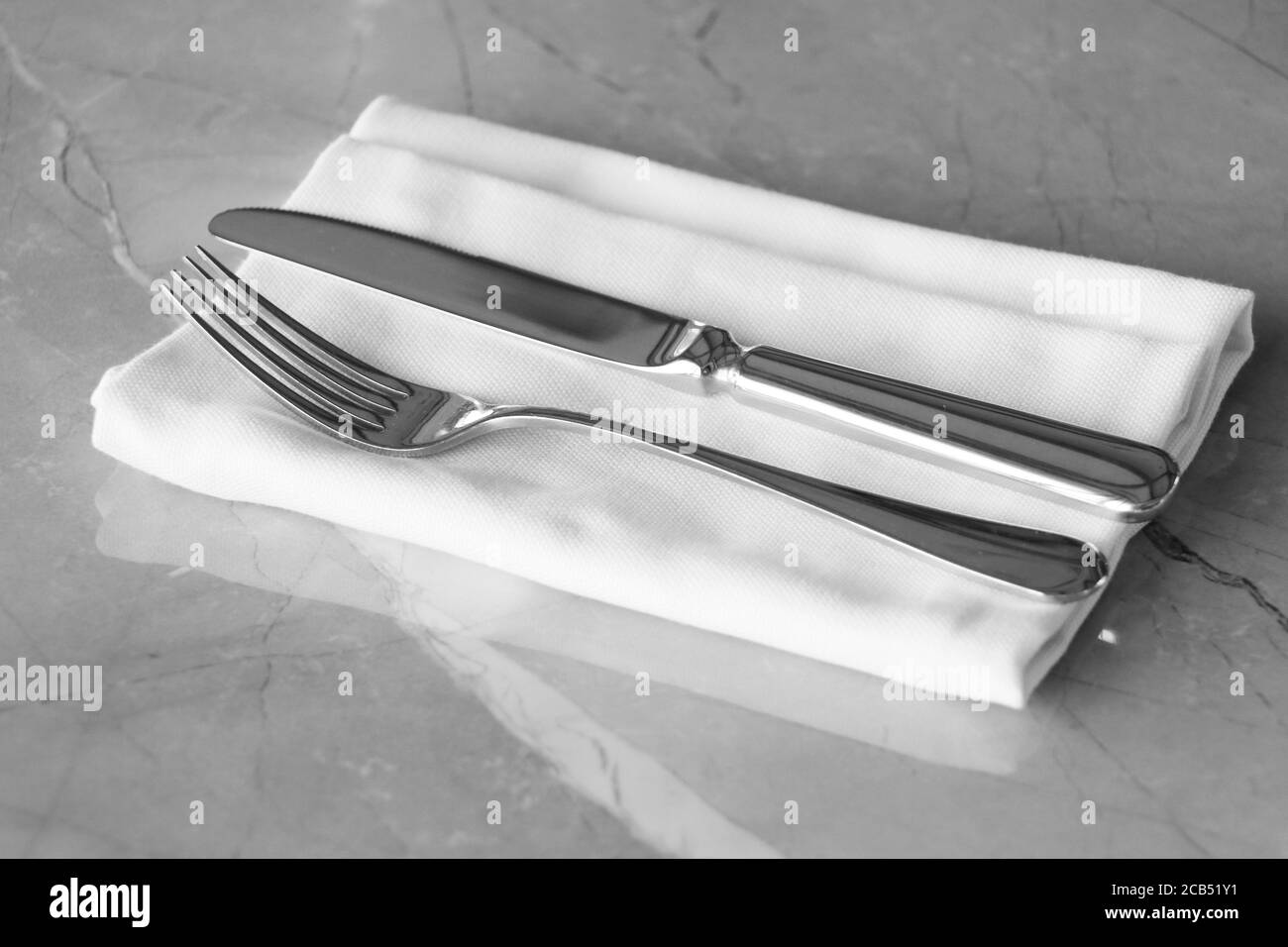 couverts, couteau et fourchette de restaurant sur une table avec serviette de table Banque D'Images