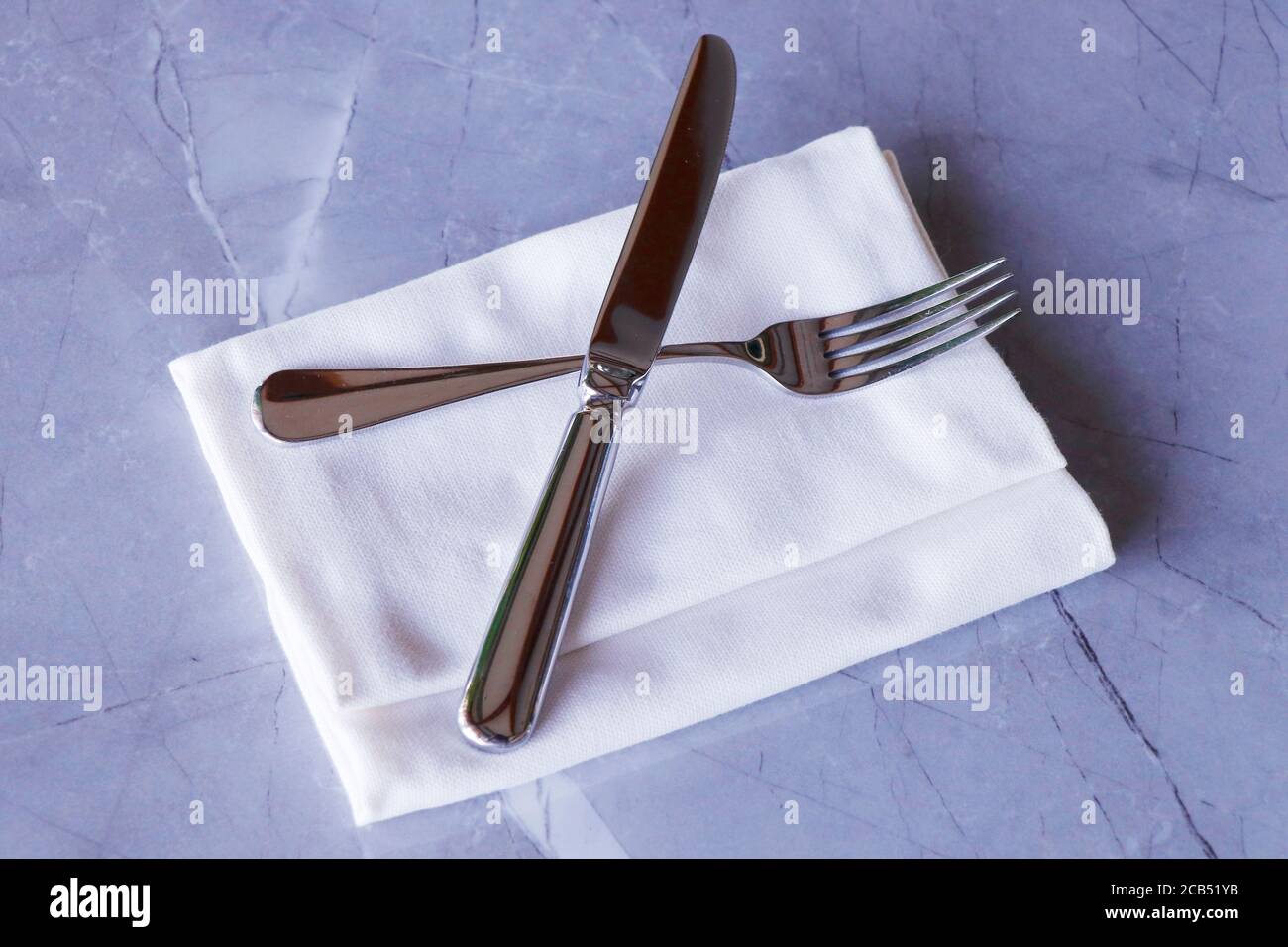 couverts, couteau et fourchette de restaurant sur une table avec serviette de table Banque D'Images