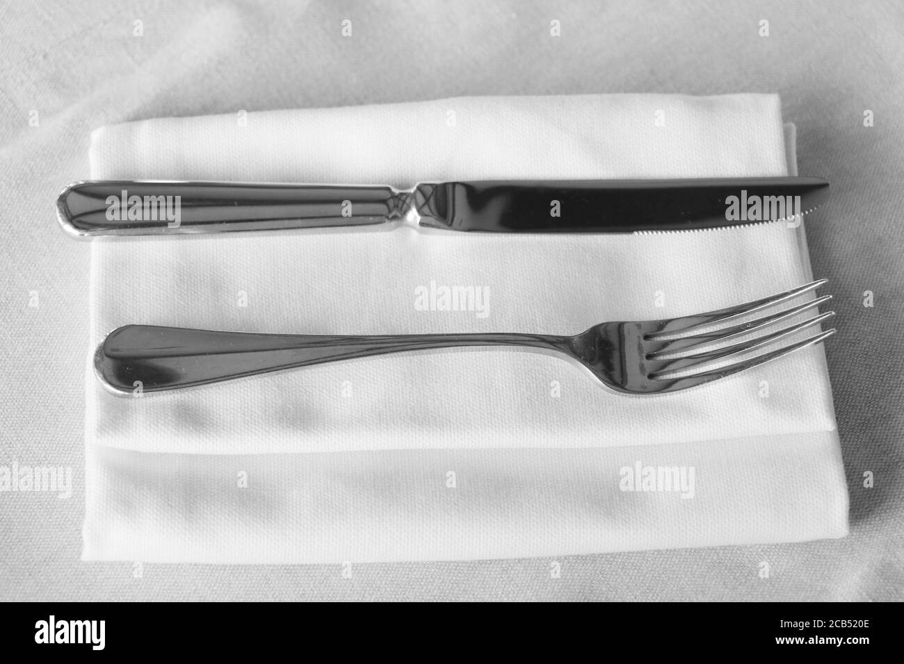couverts, couteau et fourchette de restaurant sur une table avec serviette de table Banque D'Images