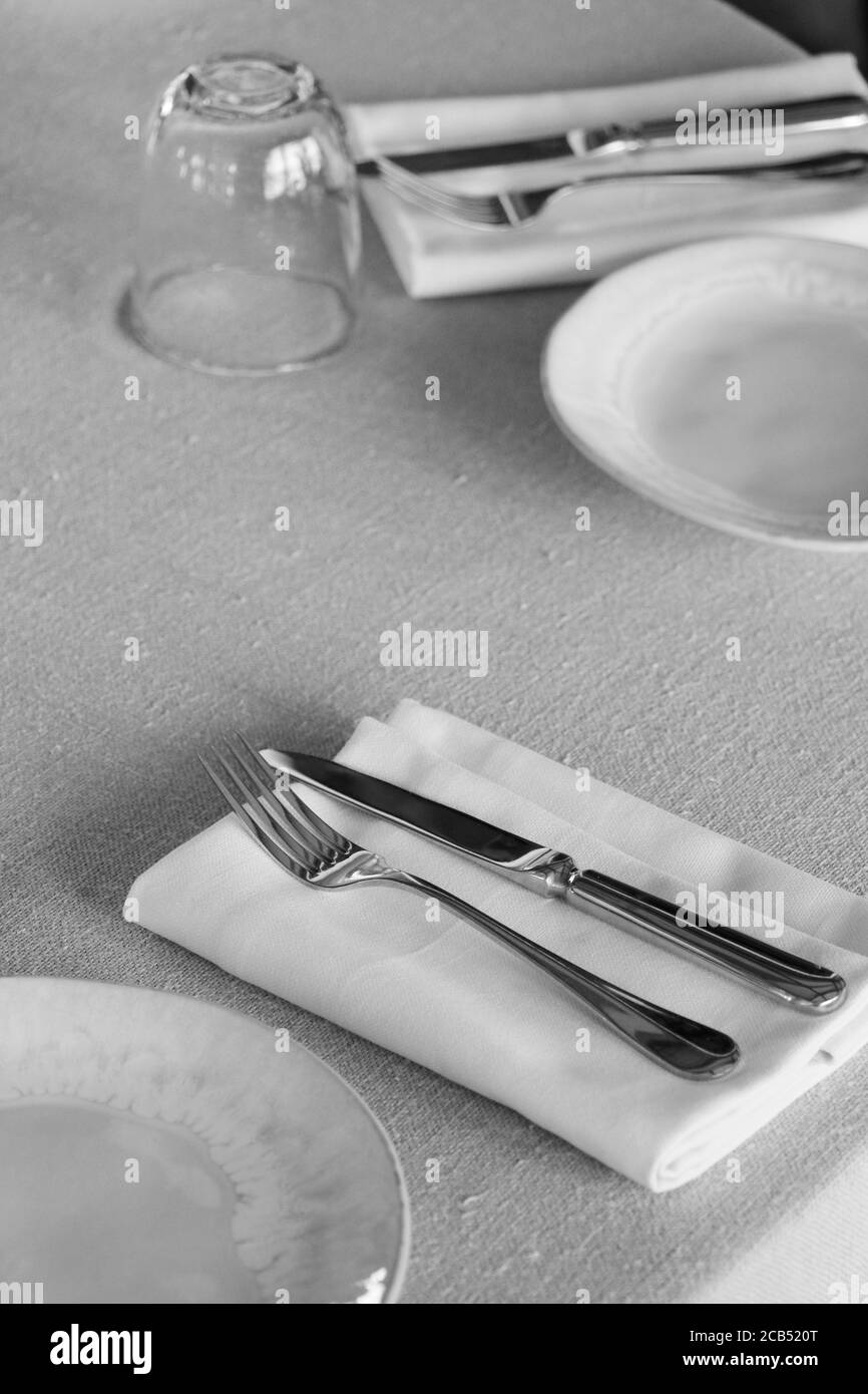 couverts, couteau et fourchette de restaurant sur une table avec serviette de table Banque D'Images
