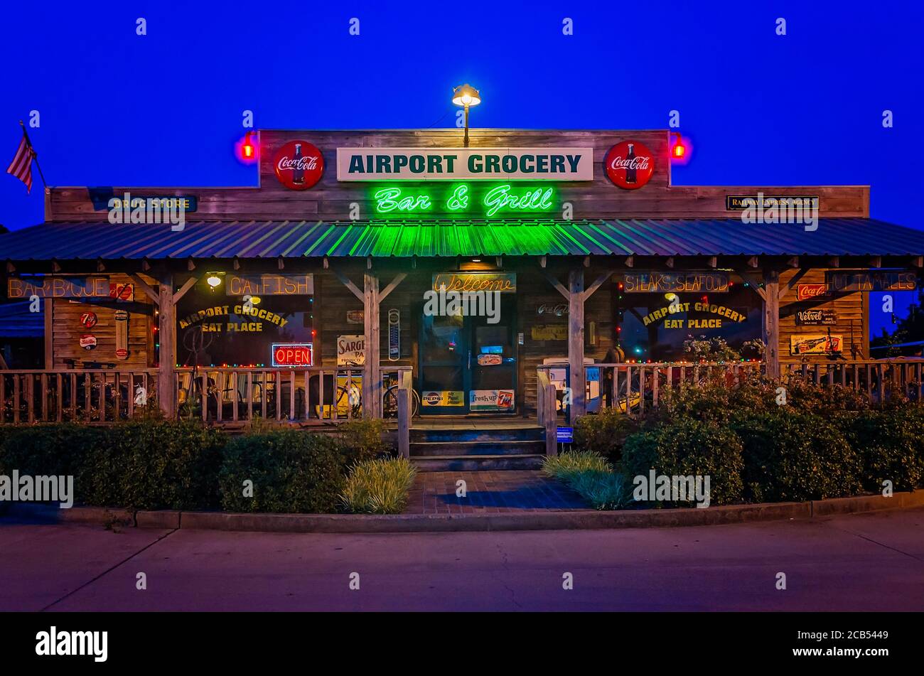 L'épicerie de l'aéroport est photographiée la nuit, le 8 août 2016, à Cleveland, Mississippi. Le restaurant est spécialisé dans la cuisine sudiste et la musique blues. Banque D'Images