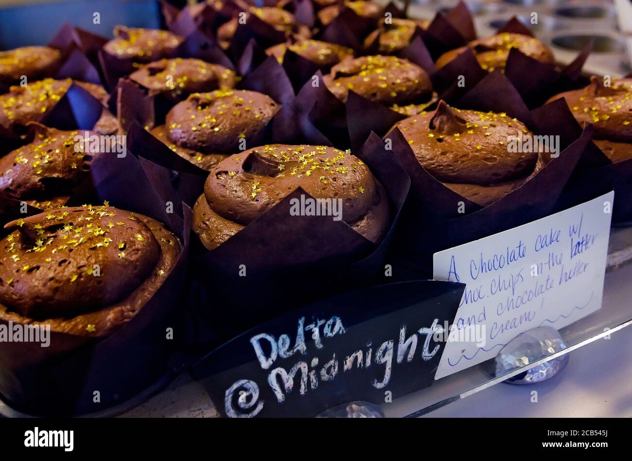 Les cupcakes au chocolat Delta minuit sont exposés dans un coffret au Crave Bistro/Cupcakery, le 12 août 2016, à Cleveland, Mississippi. Banque D'Images