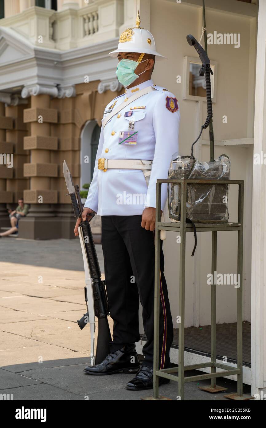 Garde royale portant un masque au Palais de l'Émeraude, Bangkok, Thaïlande Banque D'Images