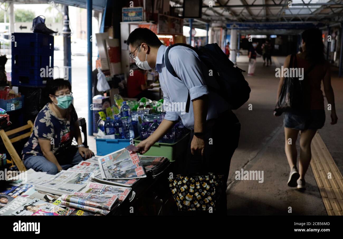 Hong Kong, CHINE. 11 août 2020. Citoyen achetant une copie d'Apple Daily rapportant arrestation de son fondateur, Jimmy Lai à la maison de nouvelles ce matin.Aug-11, 2020 Hong Kong.ZUMA/Liau Chung-ren crédit: Liau Chung-ren/ZUMA Wire/Alay Live News Banque D'Images