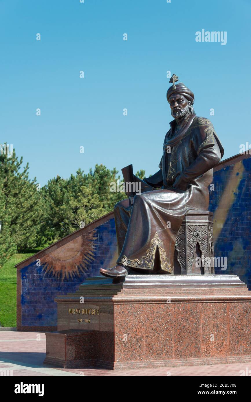 Samarkand, Ouzbékistan - Statue d'Ulugh Beg à l'observatoire d'Ulugh Beg à Samarkand, Ouzbékistan. Il fait partie du site du patrimoine mondial. Banque D'Images