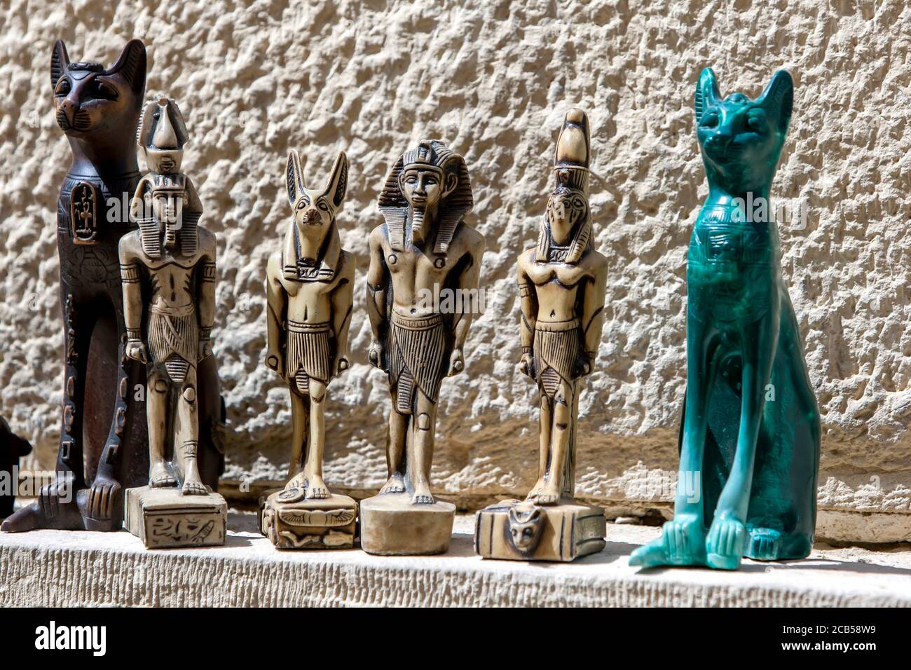 Souvenirs touristiques, y compris des statues miniatures à vendre près du Sphinx sur le plateau de Gizeh au Caire en Égypte. Banque D'Images