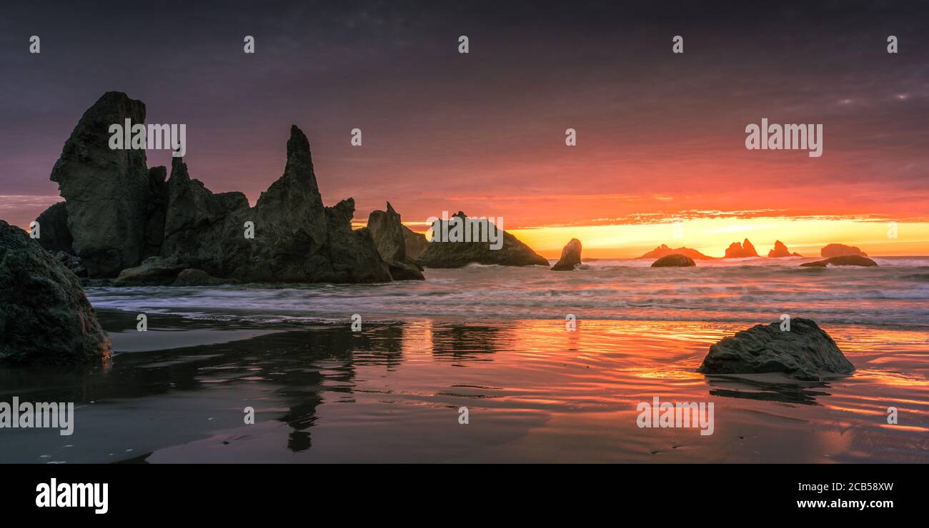 Coucher de soleil sur la formation de Castle Rock à Bandon Beach en Oregon. Banque D'Images