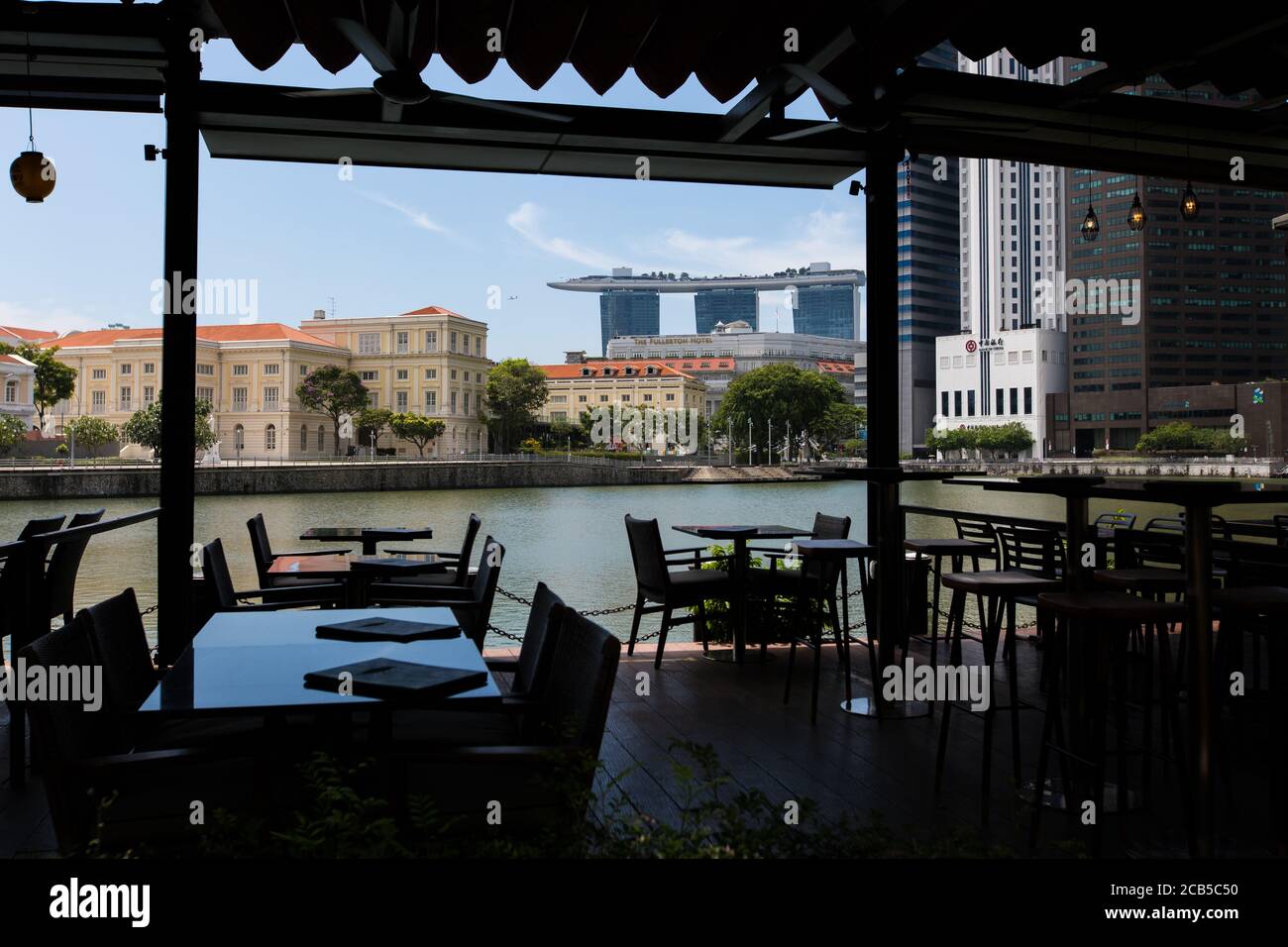 Les gens qui travaillent à domicile, la chute dans les secteurs du tourisme a causé la chute des redémarrants dans les affaires. Covid-19 a provoqué une profonde récession à Singapour en 2020. Banque D'Images