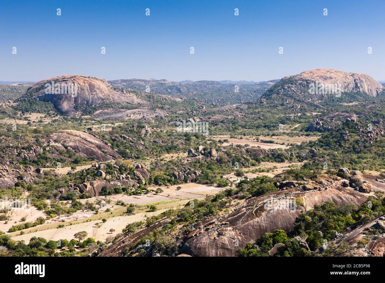 Collines de Matobo, formations rocheuses naturelles et ferme locale, du sommet de Silozwane, parc national de Matobo, Bulawayo, Matabeleland Sud, Zimbabwe, Afrique Banque D'Images