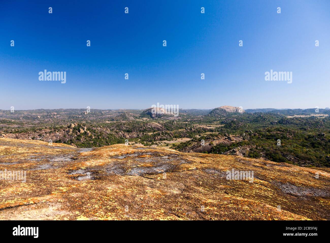 Collines de Matobo, formations rocheuses naturelles spectaculaires, depuis le sommet de la grotte de Silozwane, parc national de Matobo, Bulawayo, Matabeleland Sud, Zimbabwe, Afrique Banque D'Images